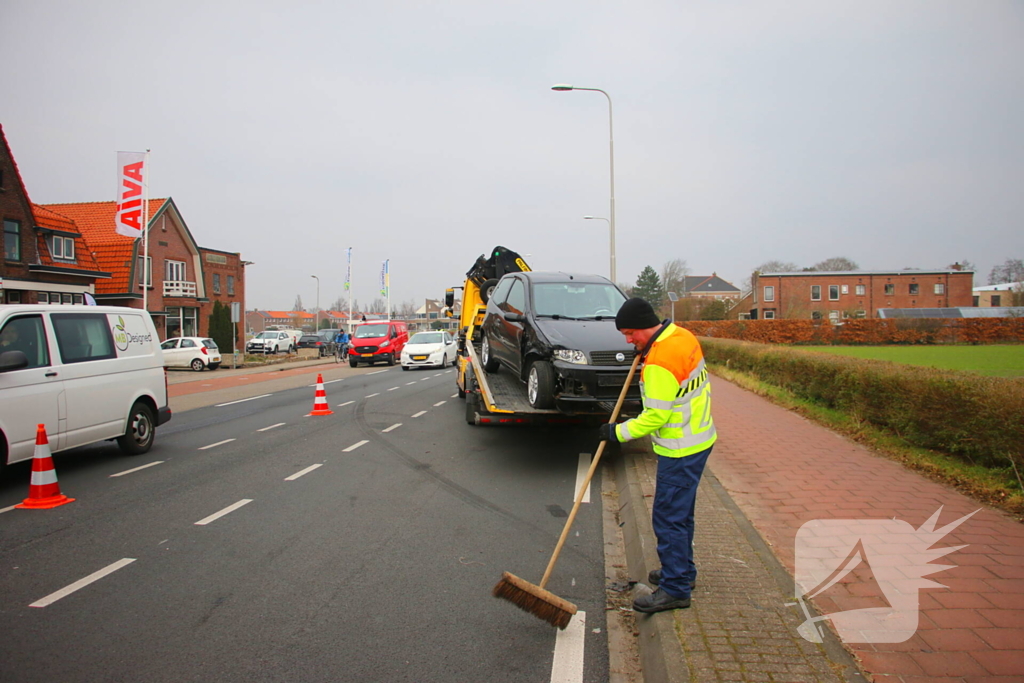 Twee gewonden bij botsing, weg tijdelijk afgesloten