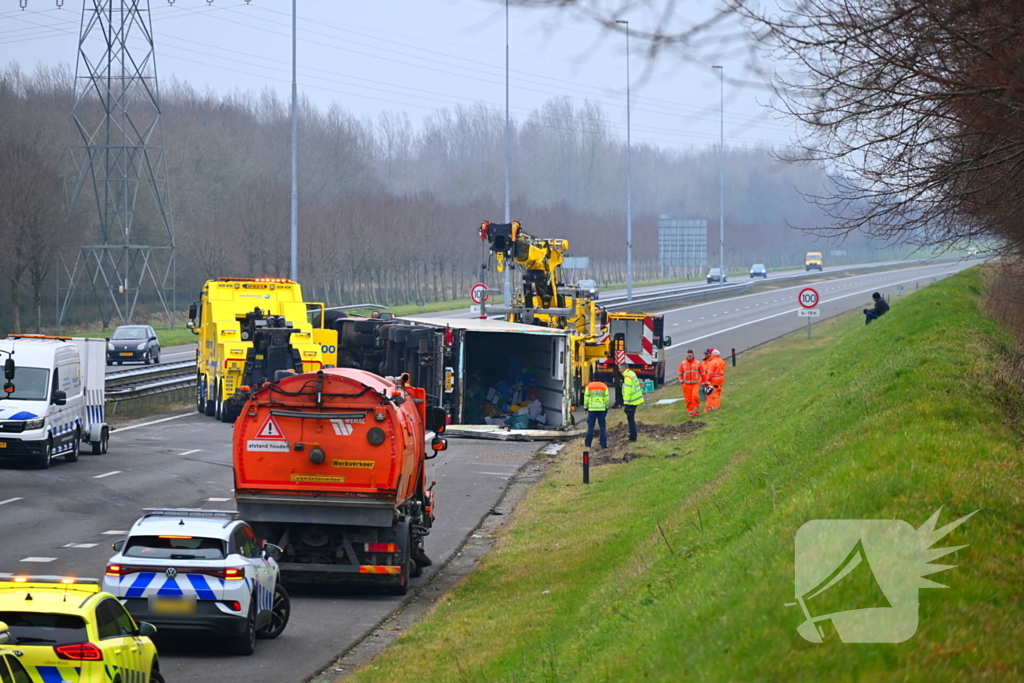 Poffertjes en bami over de weg door gekantelde vrachtwagen