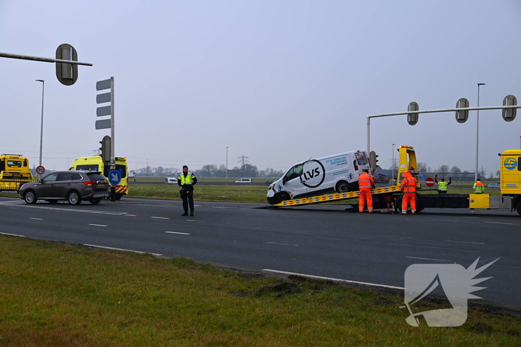 Bestelbus en personenwagen botsen op kruising