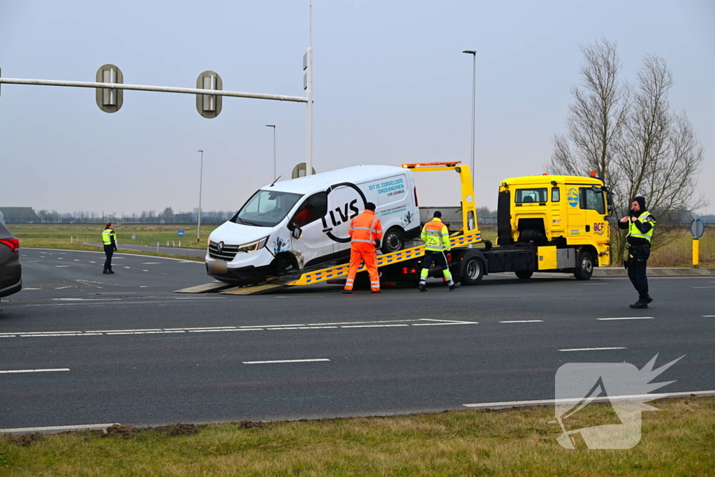 Bestelbus en personenwagen botsen op kruising