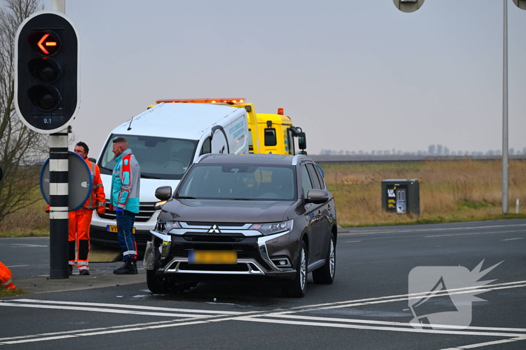 Bestelbus en personenwagen botsen op kruising