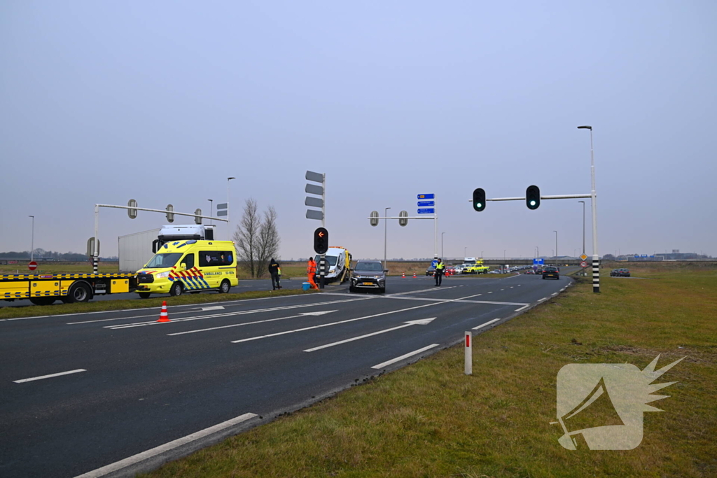 Bestelbus en personenwagen botsen op kruising