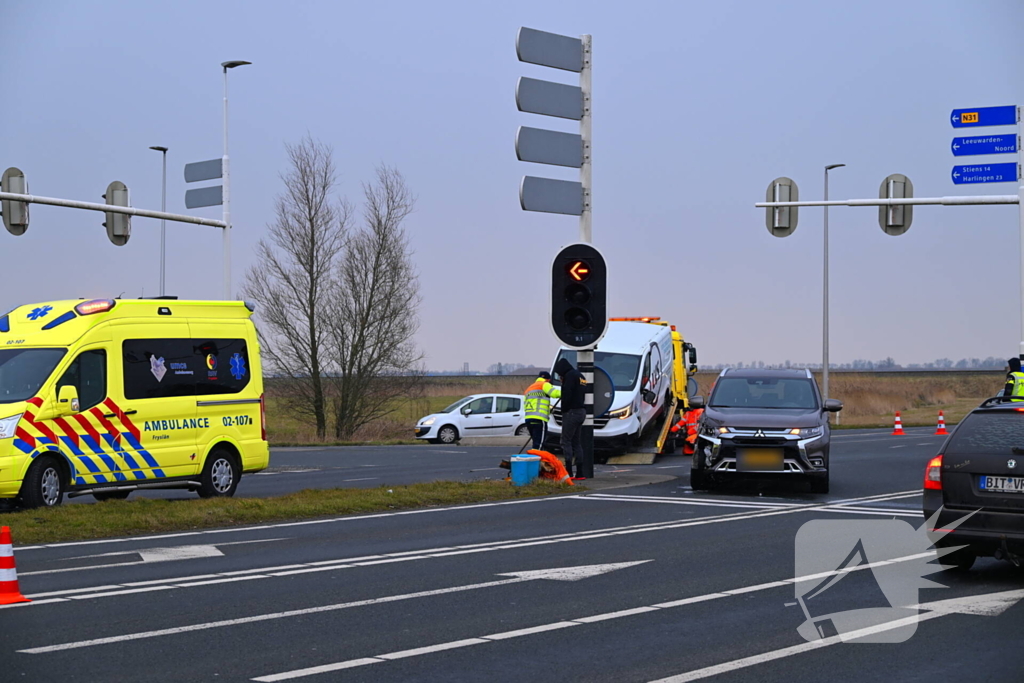 Bestelbus en personenwagen botsen op kruising