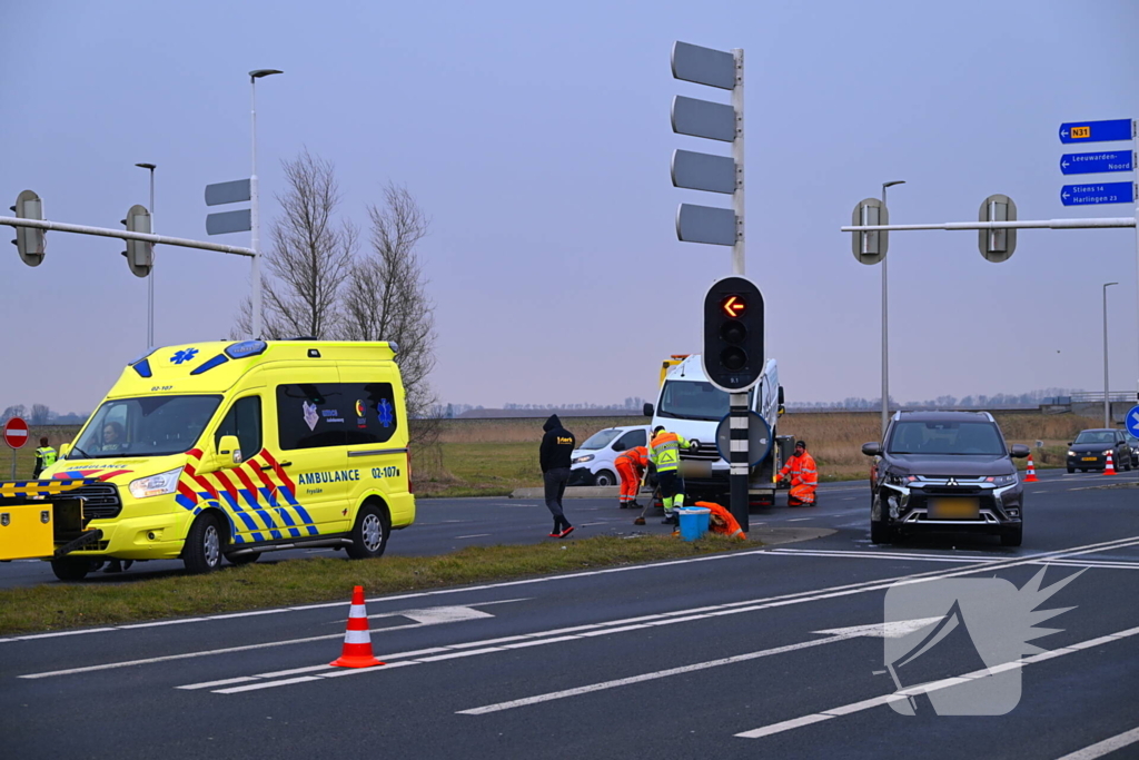 Bestelbus en personenwagen botsen op kruising