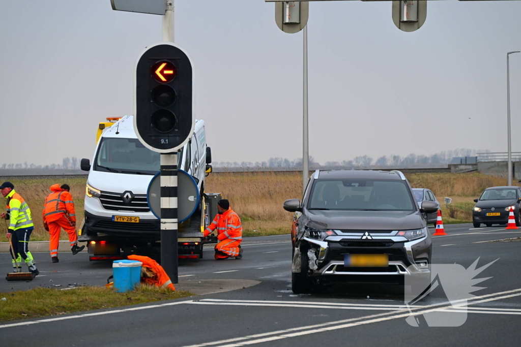 Bestelbus en personenwagen botsen op kruising