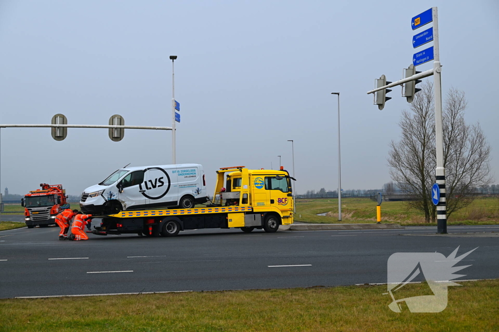 Bestelbus en personenwagen botsen op kruising