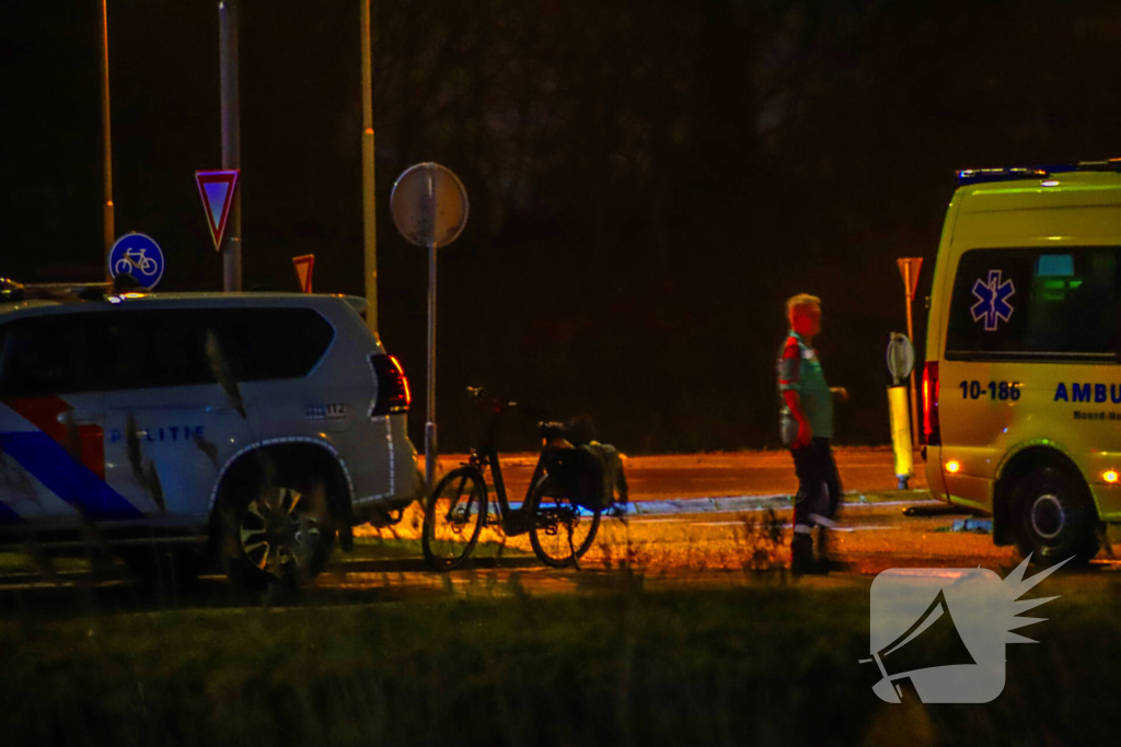 Vrouw op fiets gewond bij botsing met auto