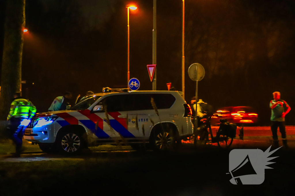 Vrouw op fiets gewond bij botsing met auto