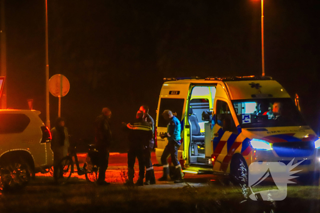 Vrouw op fiets gewond bij botsing met auto