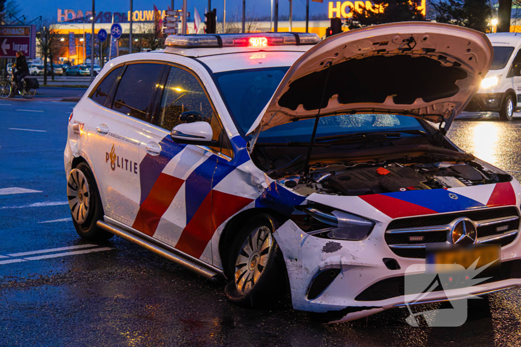 Forse schade na ongeval met politieauto