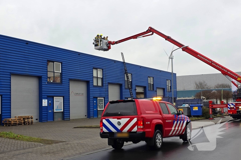Schoonmaker vast op dak, brandweer schiet te hulp
