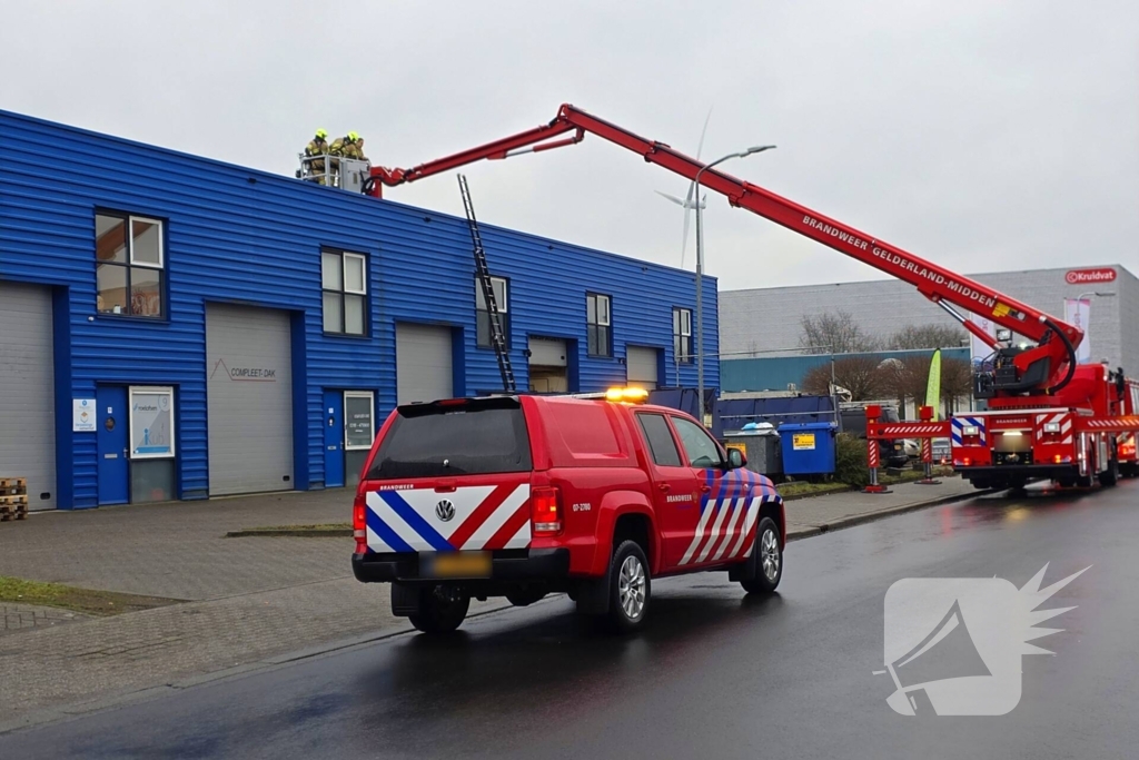 Schoonmaker vast op dak, brandweer schiet te hulp
