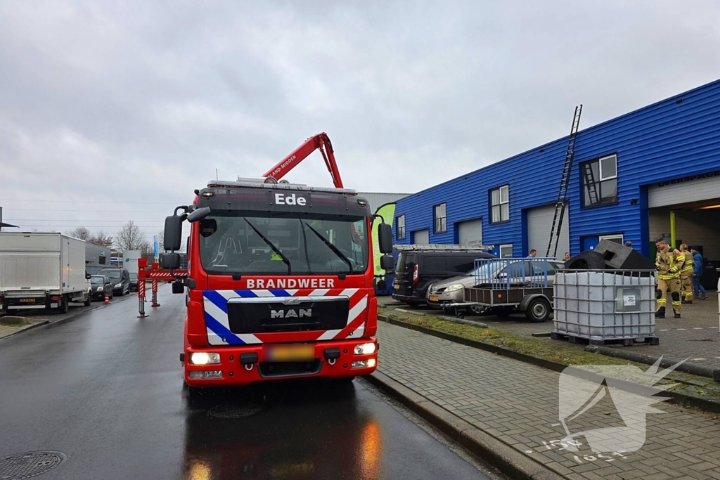 Schoonmaker vast op dak, brandweer schiet te hulp