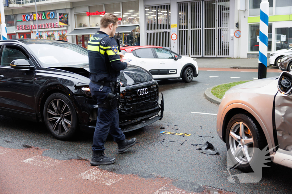Vrouw bekneld na botsing tussen twee auto's