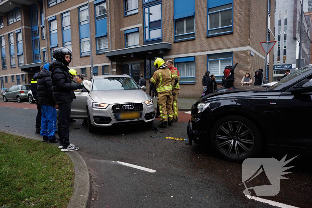 Vrouw bekneld na botsing tussen twee auto's