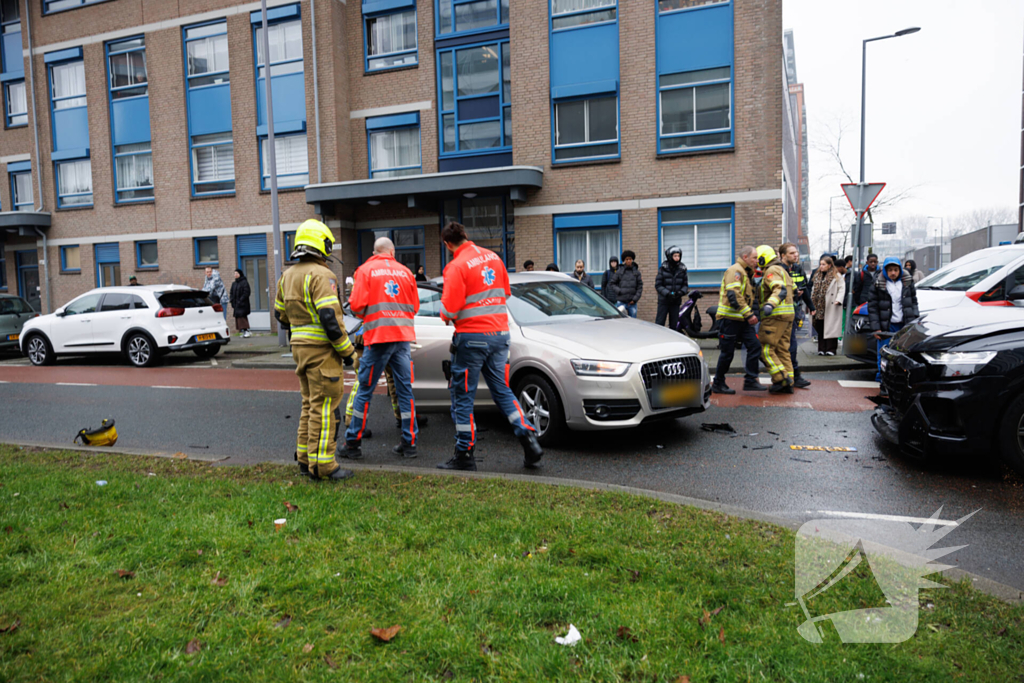 Vrouw bekneld na botsing tussen twee auto's