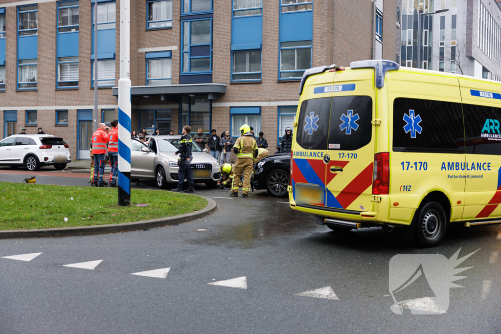 Vrouw bekneld na botsing tussen twee auto's