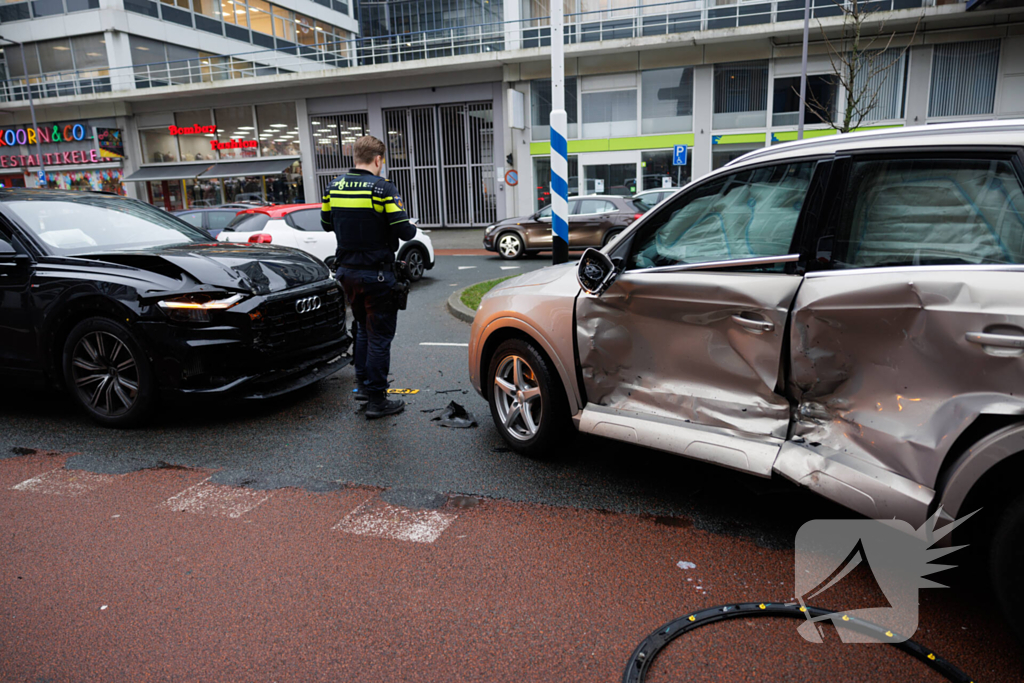 Vrouw bekneld na botsing tussen twee auto's