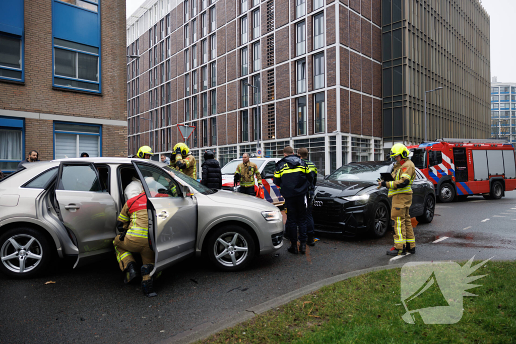 Vrouw bekneld na botsing tussen twee auto's