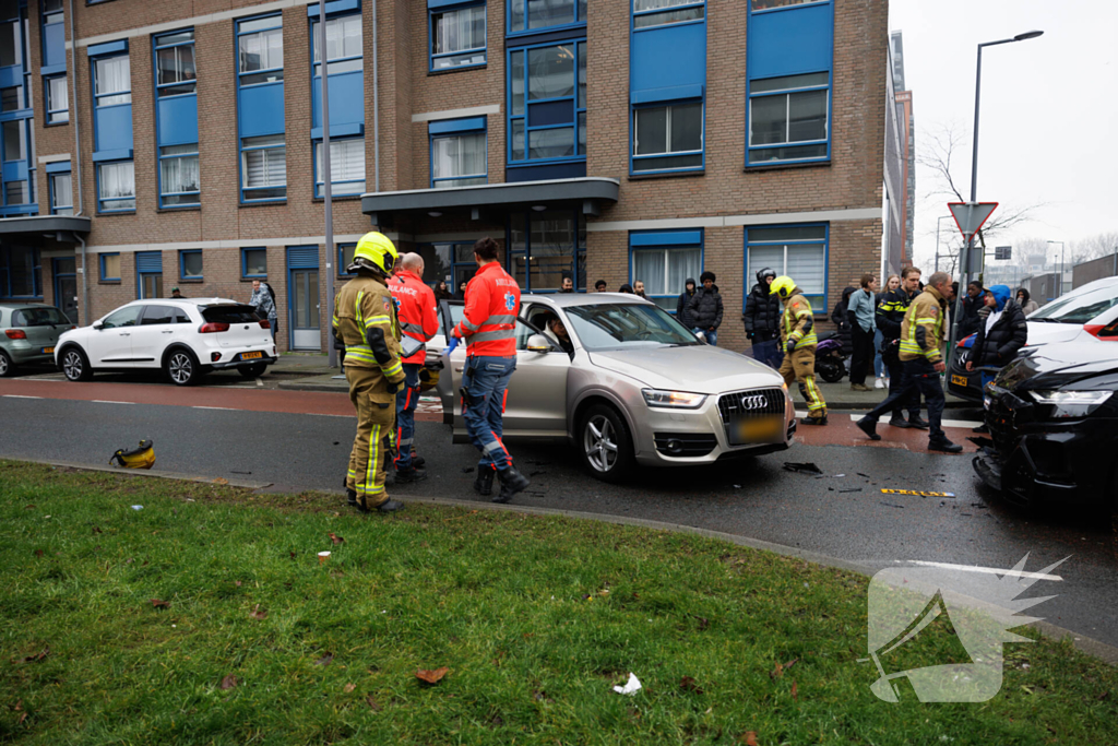 Vrouw bekneld na botsing tussen twee auto's