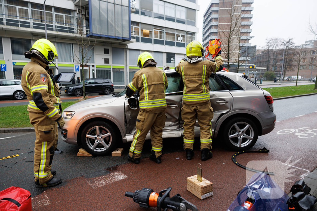 Vrouw bekneld na botsing tussen twee auto's