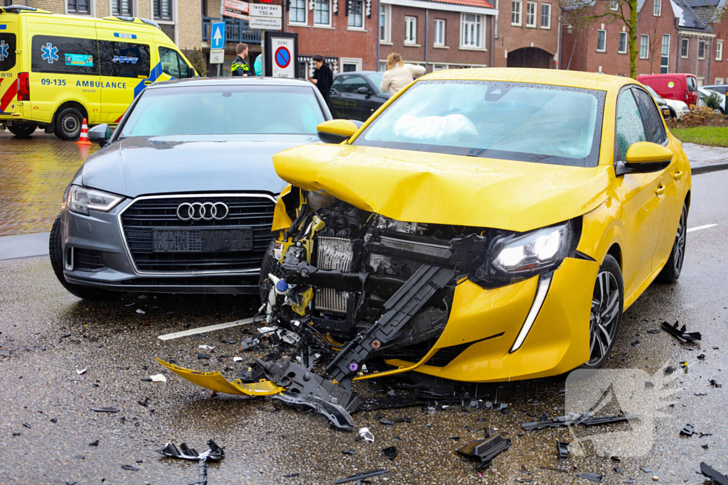 Veel schade bij botsing twee auto's