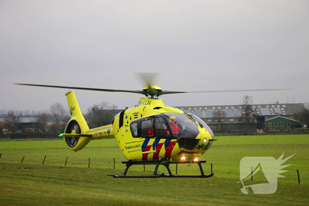 Traumahelikopter landt in weiland