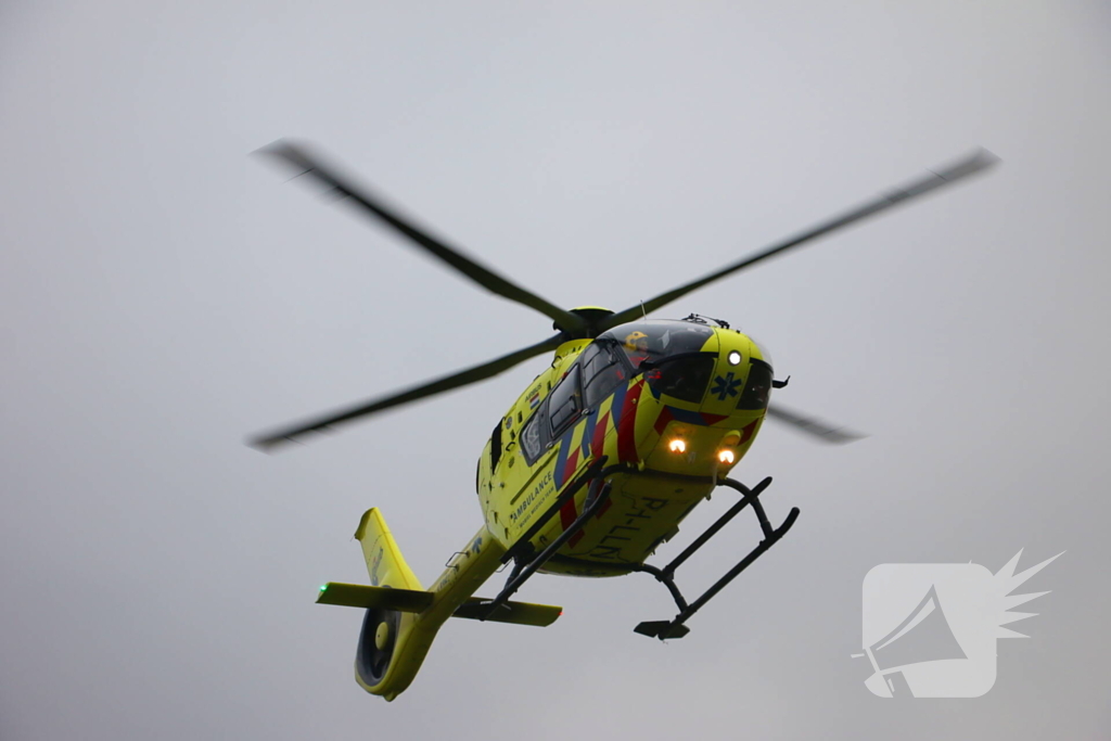 Traumahelikopter landt in weiland