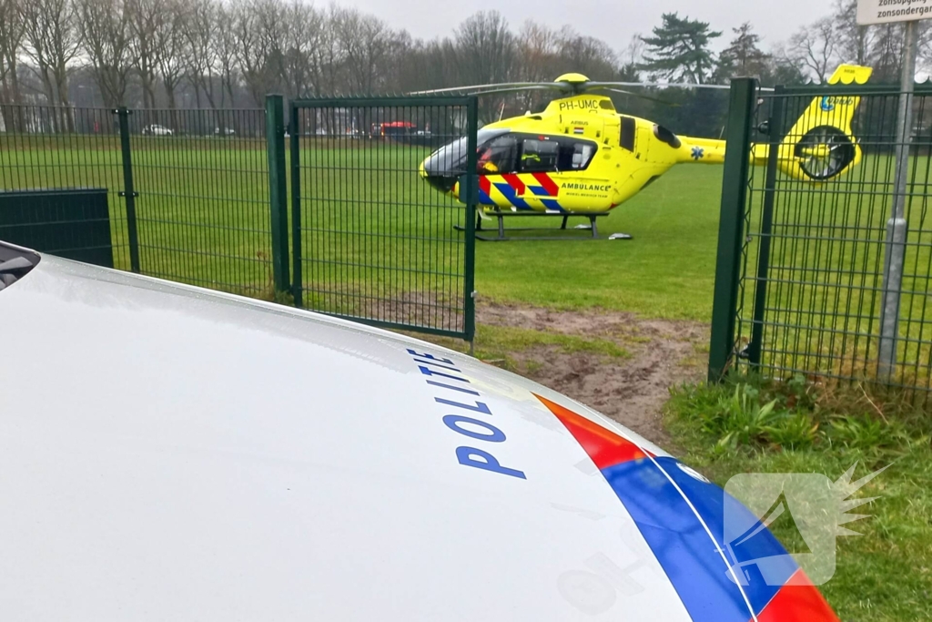 Auto belandt op zijn kant na botsing tegen boom