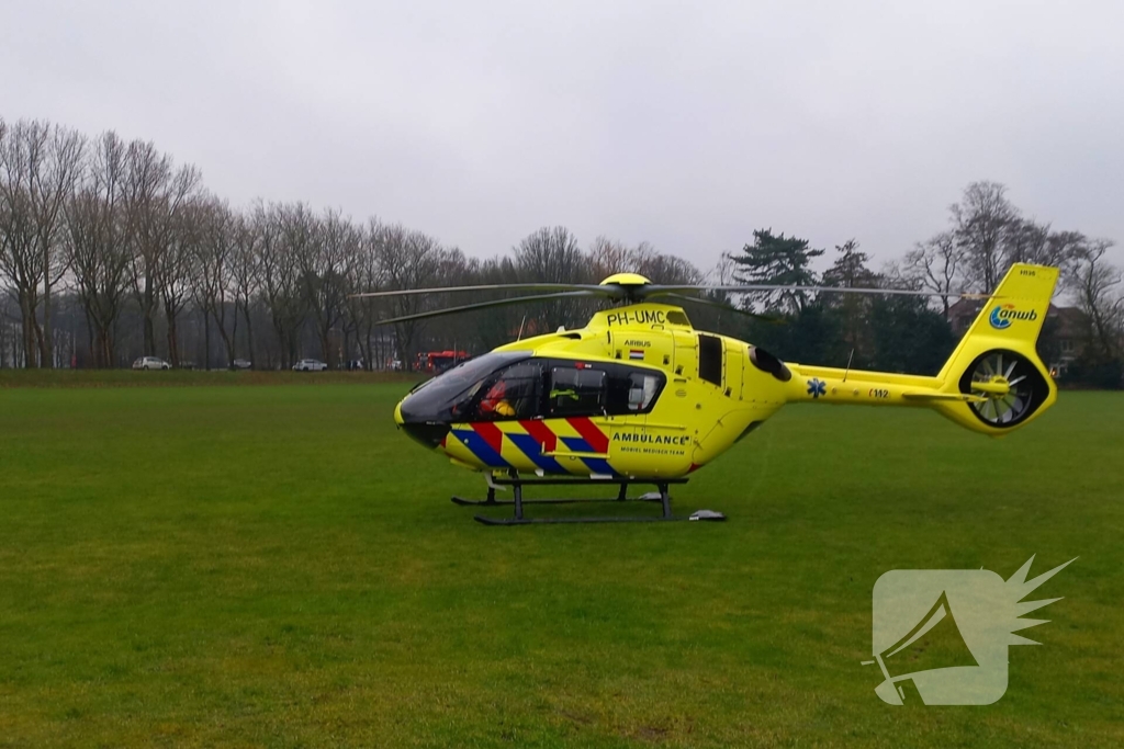 Auto belandt op zijn kant na botsing tegen boom