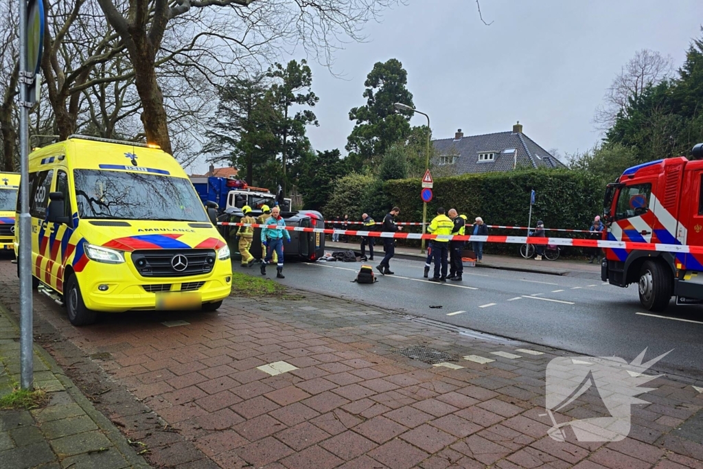 Auto belandt op zijn kant na botsing tegen boom