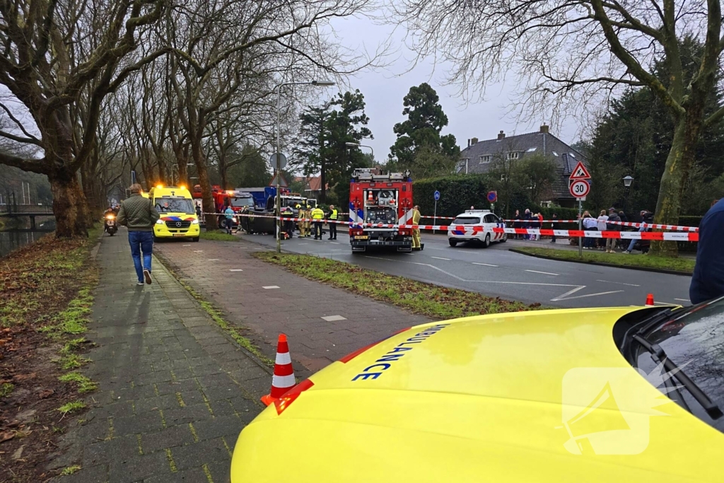 Auto belandt op zijn kant na botsing tegen boom