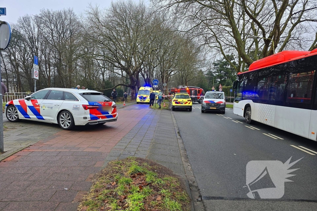 Auto belandt op zijn kant na botsing tegen boom