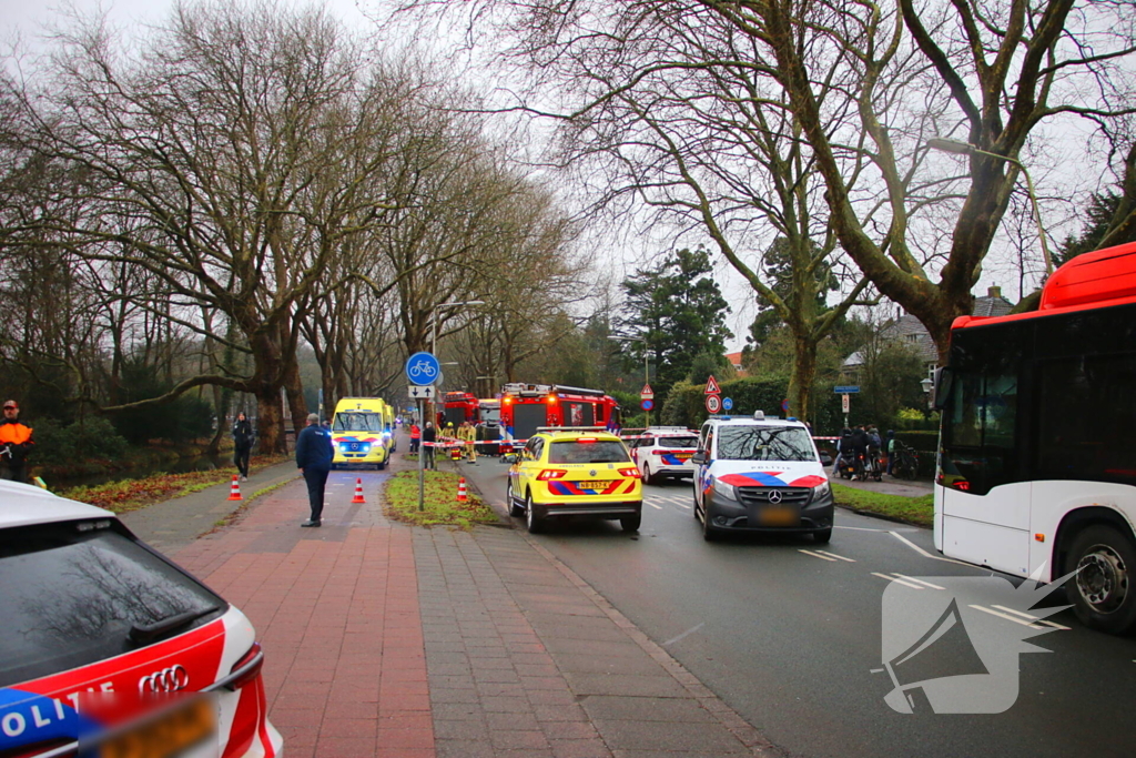 Auto belandt op zijn kant na botsing tegen boom