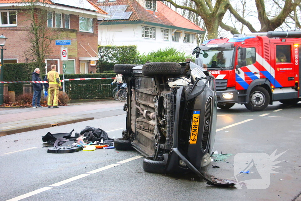 Auto belandt op zijn kant na botsing tegen boom