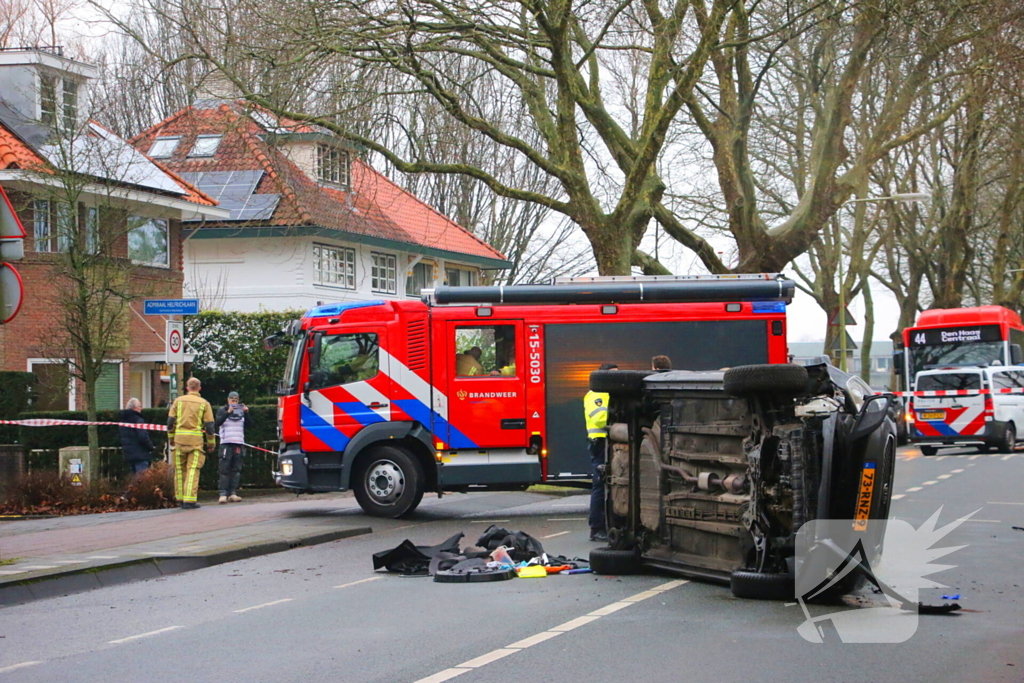 Auto belandt op zijn kant na botsing tegen boom