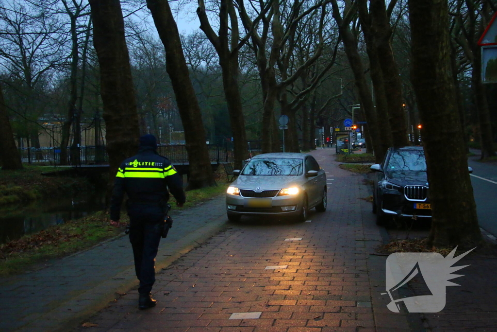 Auto belandt op zijn kant na botsing tegen boom