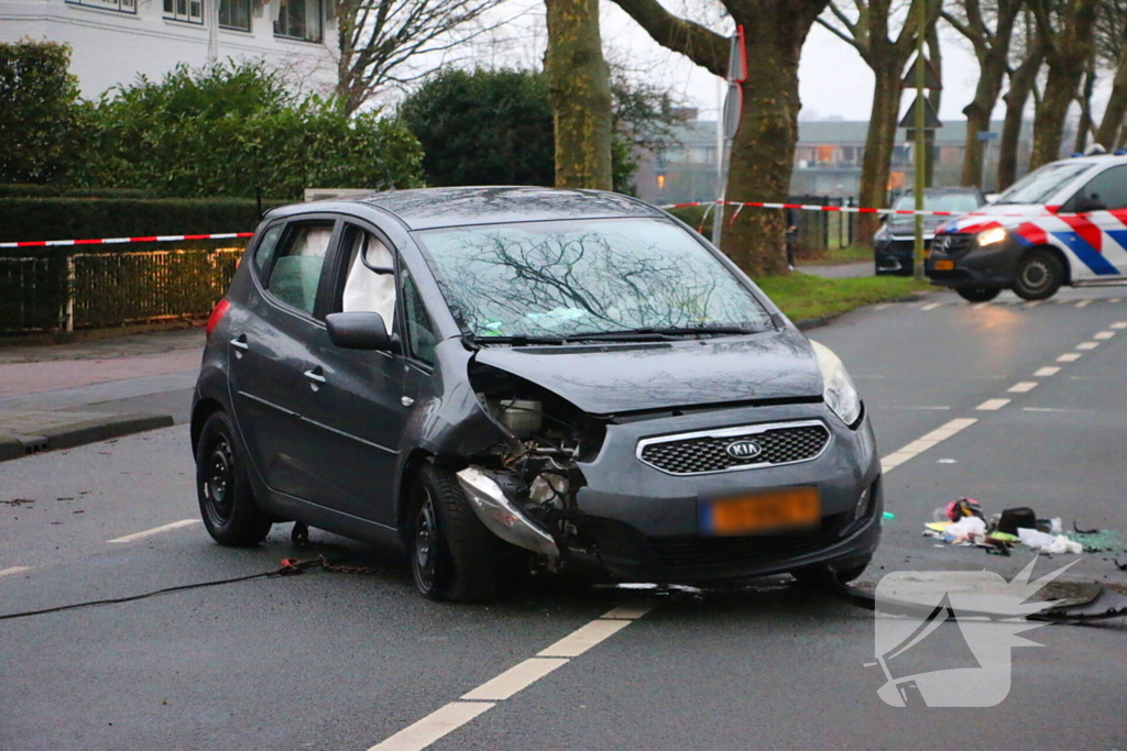 Auto belandt op zijn kant na botsing tegen boom