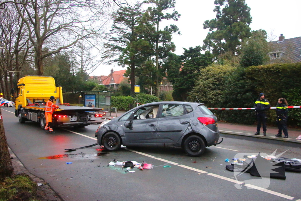 Auto belandt op zijn kant na botsing tegen boom