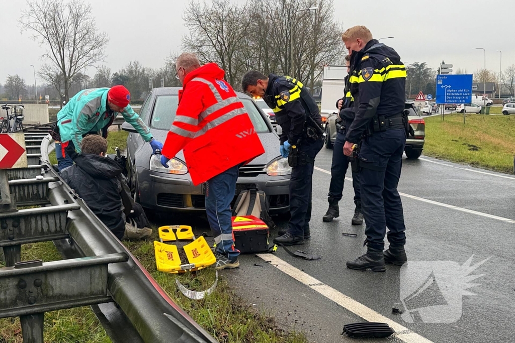 Motorrijder botst frontaal met auto
