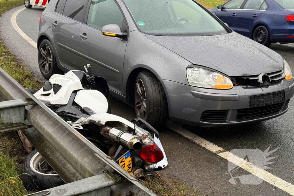 Motorrijder botst frontaal met auto