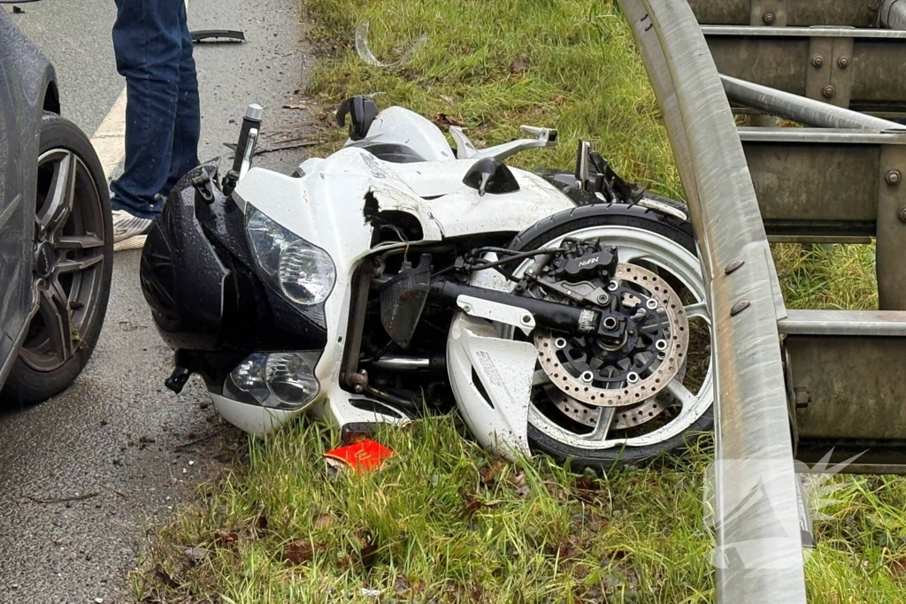 Motorrijder botst frontaal met auto