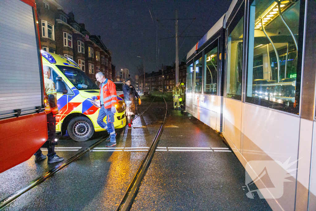 Auto loopt forse schade op na aanrijding tram