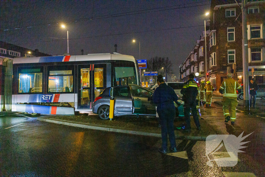 Auto loopt forse schade op na aanrijding tram