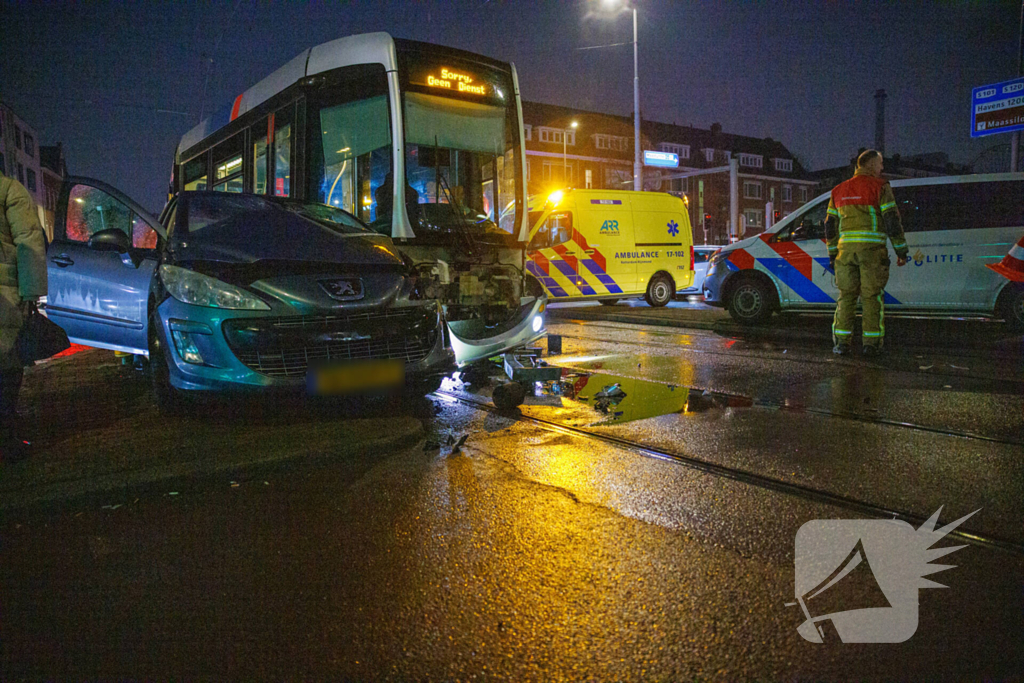 Auto loopt forse schade op na aanrijding tram
