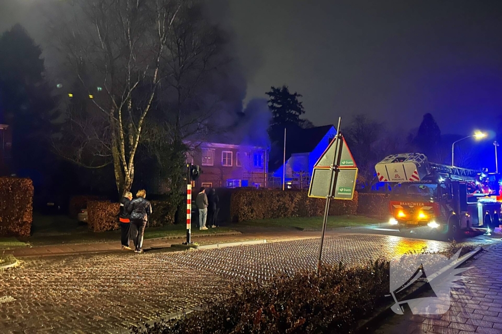 Veel rook bij brand in woning