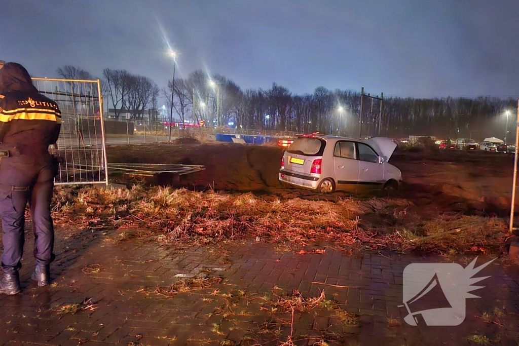 Bestuurder knalt op hekwerk na vermoedelijke onwelwording