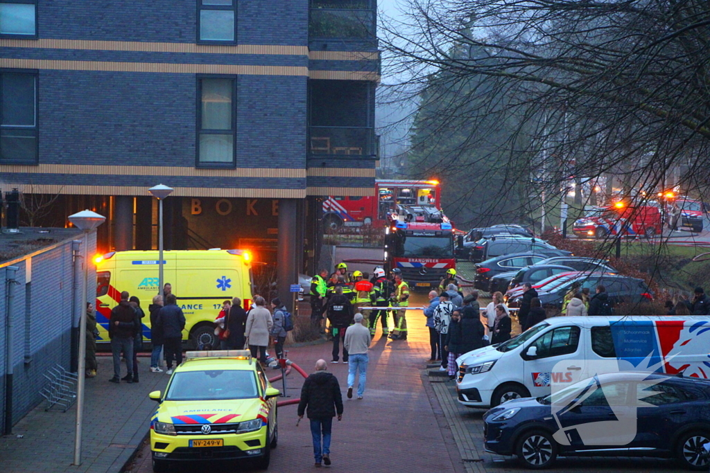 Flinke rook ontwikkeling bij grote brand in appartement