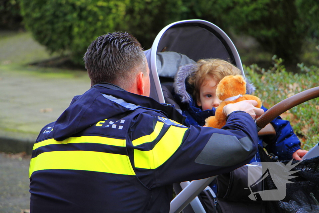 Brandweer controleer schoorsteen na brand