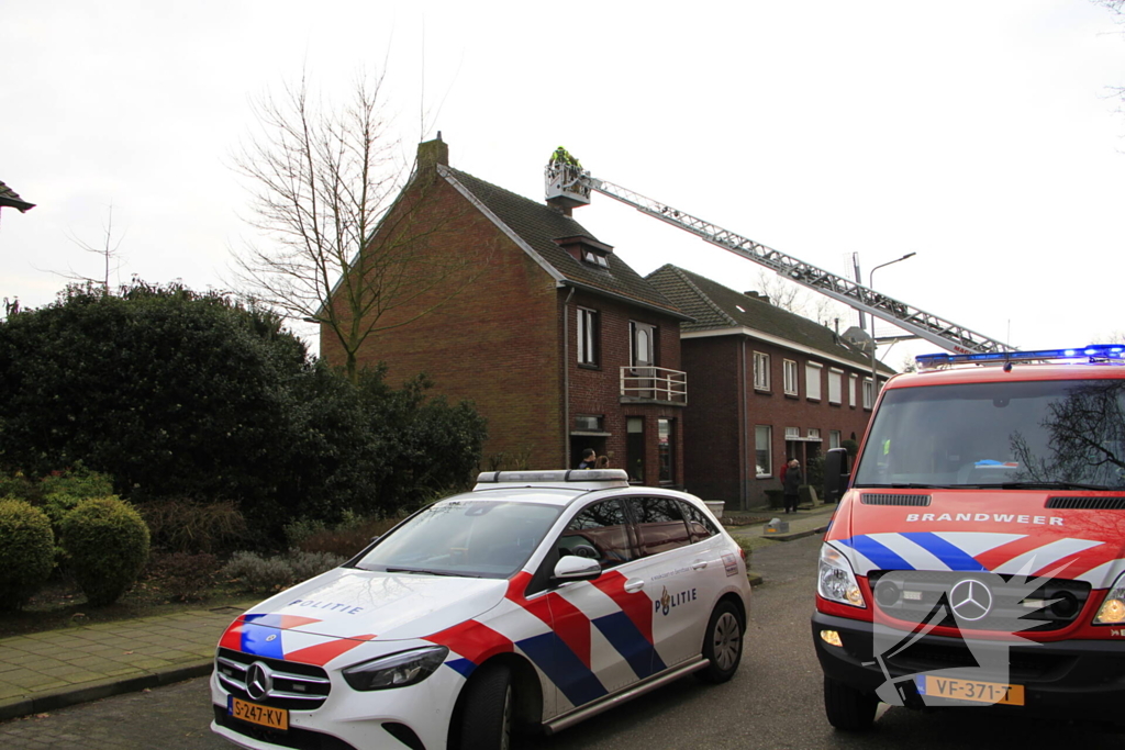 Brandweer controleer schoorsteen na brand